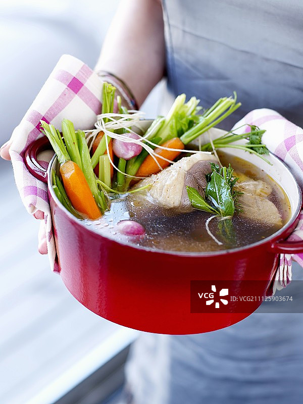 砂锅菜中串起来的烤牛肉和蔬菜图片素材