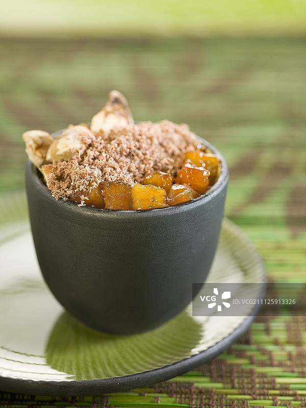 碎澳洲坚果苹果奶油甜点图片素材