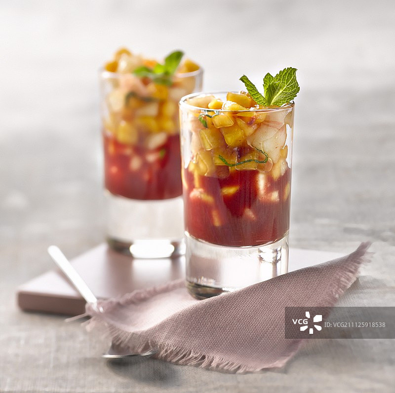 薄荷蜜桃沙拉与覆盆子热红酒图片素材