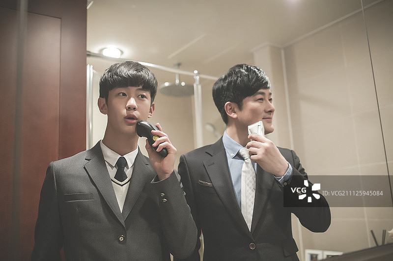 父子照镜子刮胡子图片素材