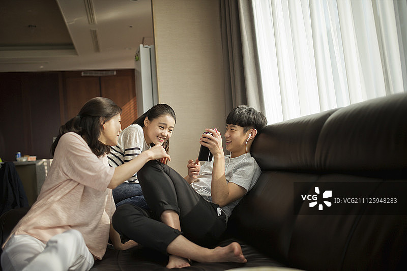 一家人在沙发上休息欢笑图片素材