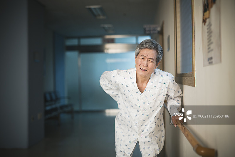 年长的病人背痛图片素材