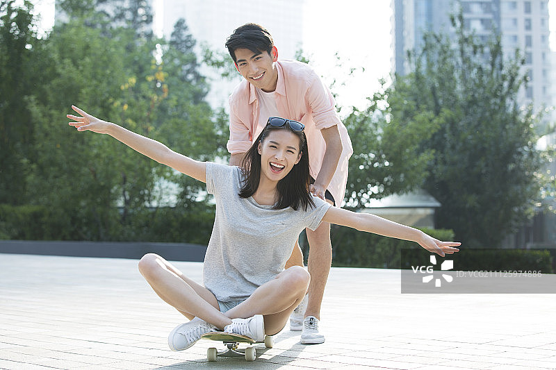 情侣户外滑滑板图片素材