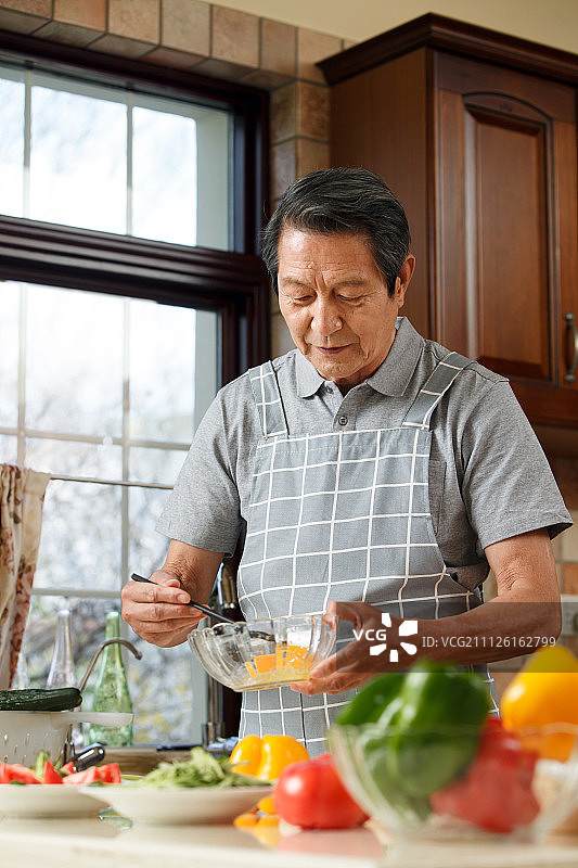 老年男人在厨房图片素材