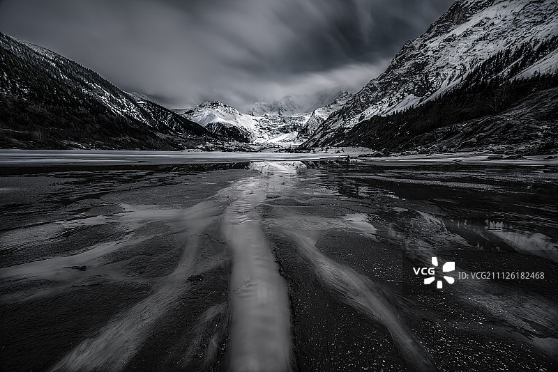 米堆冰川的溪流图片素材