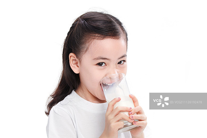 可爱的小女孩喝牛奶图片素材