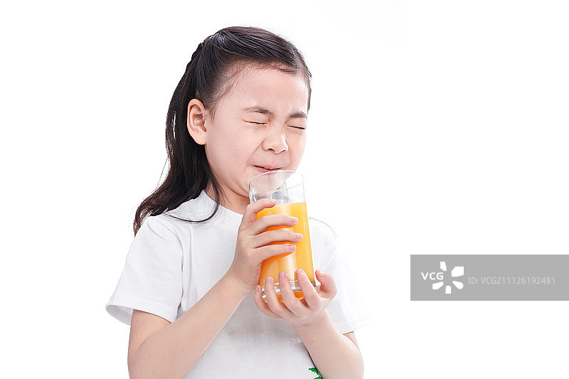 可爱的小女孩喝果汁图片素材