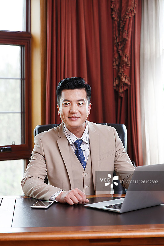 商务男人在书房图片素材