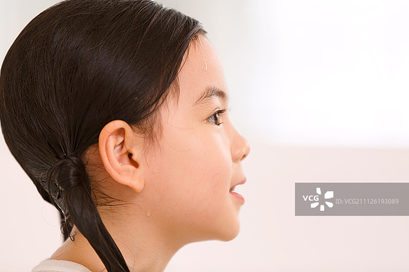 可爱的小女孩在洗澡图片素材