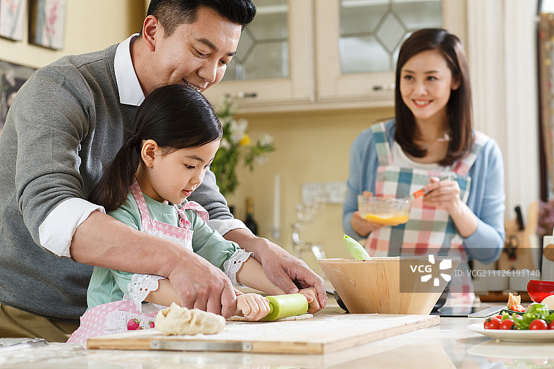 幸福家庭在厨房图片素材