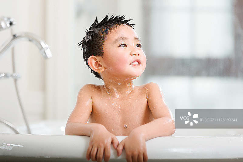 可爱的小男孩在洗澡图片素材