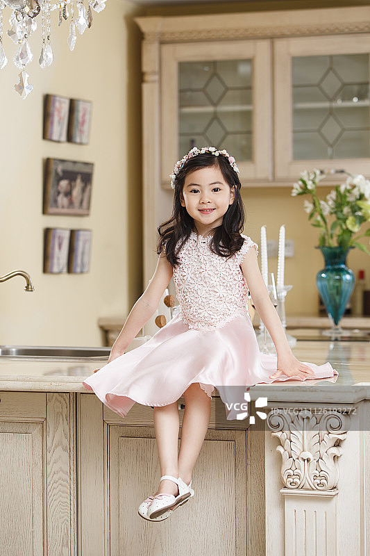 穿着礼服的小女孩图片素材