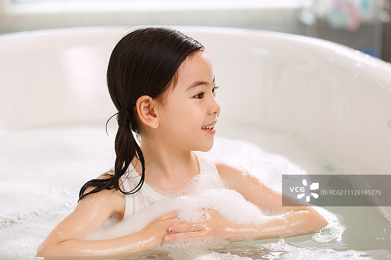 可爱的小女孩在洗澡图片素材