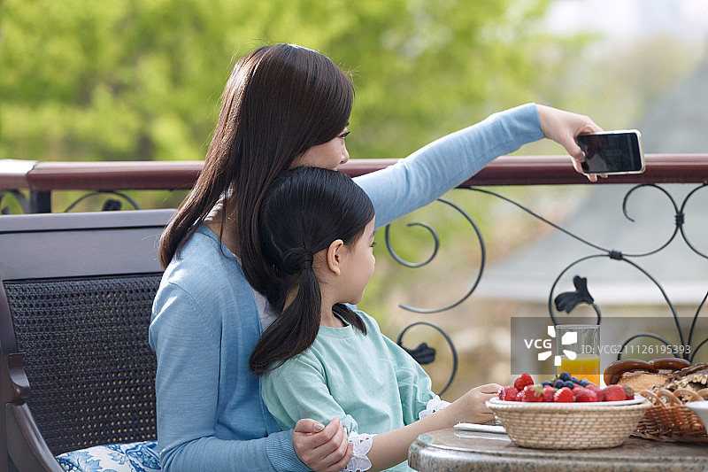 母亲和女儿在阳台图片素材