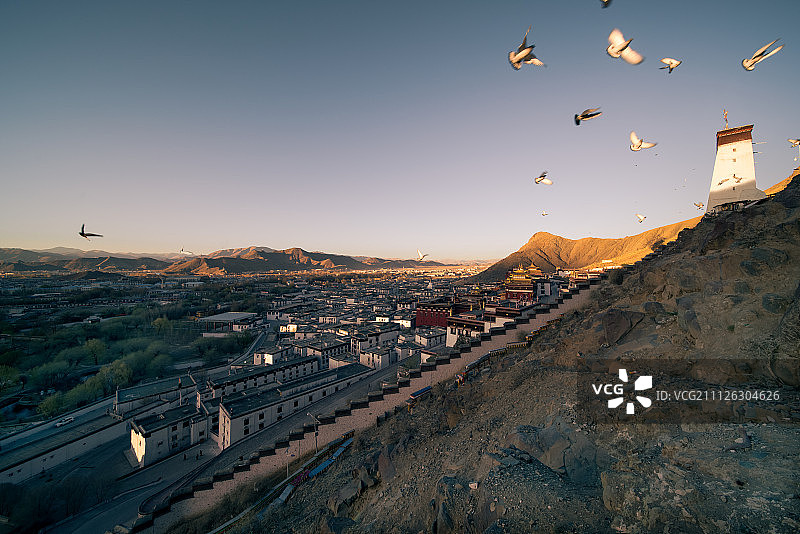 阳光照在色拉寺图片素材