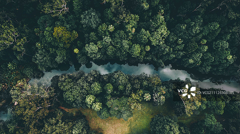 一条穿流而过的河流图片素材