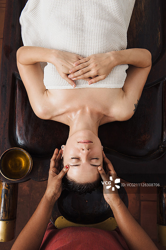 木桌上的阿育吠陀面部精油按摩图片素材