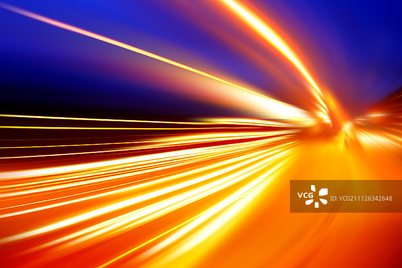 夜间道路上的加速运动图片素材