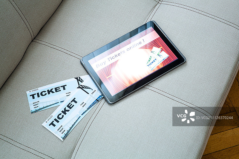 用平板电脑在线购买电影票图片素材