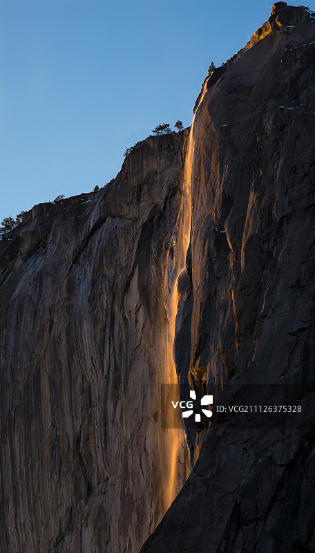 优胜美地国家公园日落时分的马尾瀑布，加利福尼亚州图片素材