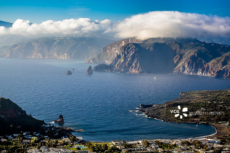 从武尔卡诺岛眺望利帕里图片素材