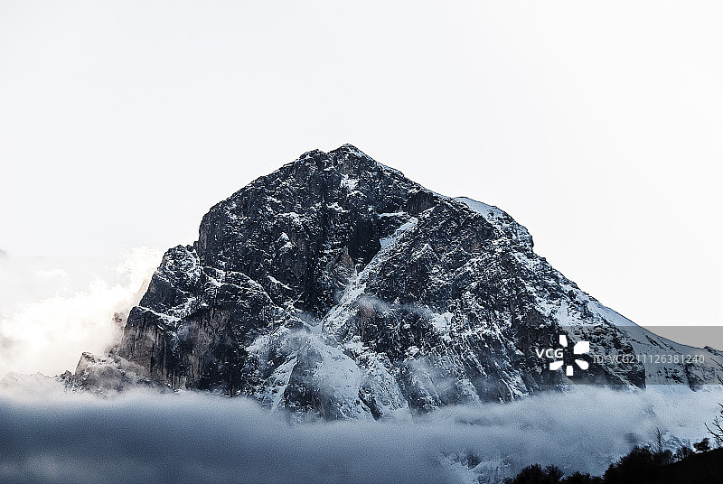 雾中的科尔诺格朗德山图片素材