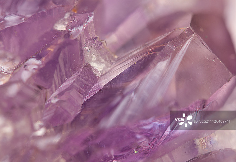 紫水晶是常用于珠宝的紫色石英图片素材