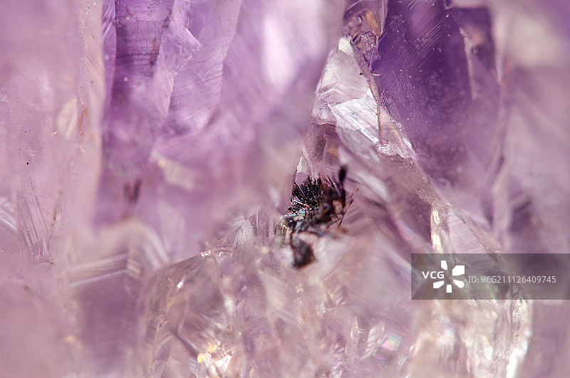 紫水晶是常用于珠宝的紫色石英图片素材