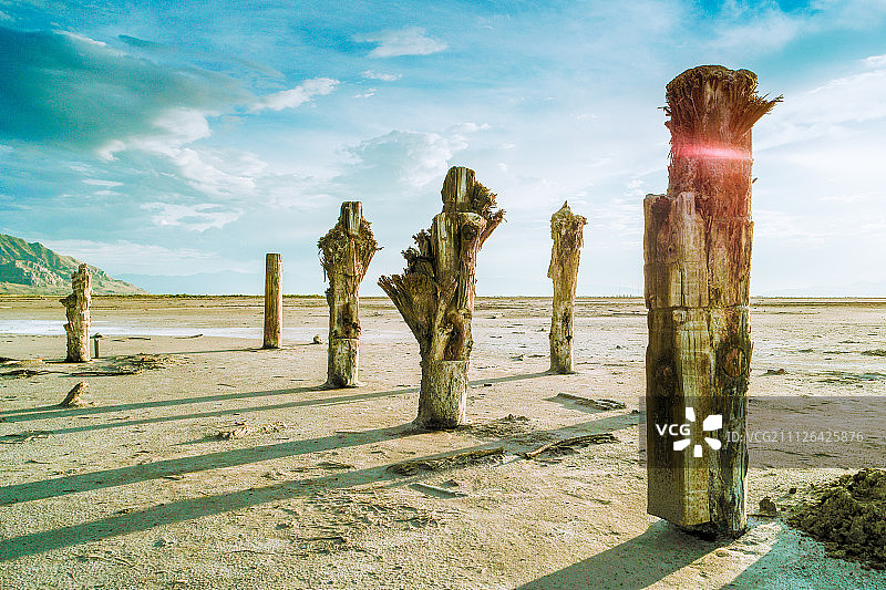 大盐湖上随机柱子的HDR图像，带少量光晕图片素材