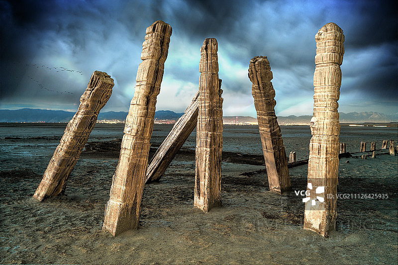 大盐湖中伸出的木桩HDR图像图片素材