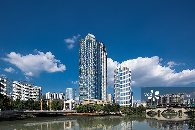 成都合江亭处的廊桥和香格里拉酒店图片素材