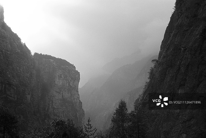 意大利阿尔卑斯山峡谷图片素材