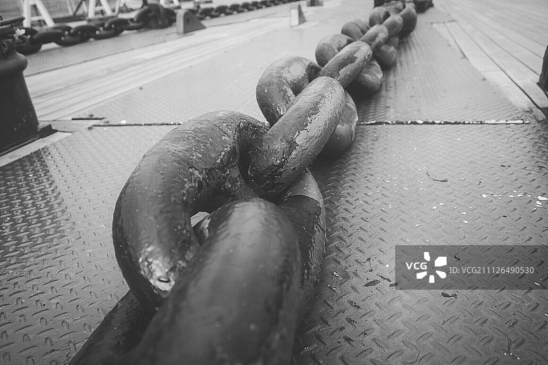 起锚！北卡罗来纳号航空母舰上的锚链图片素材