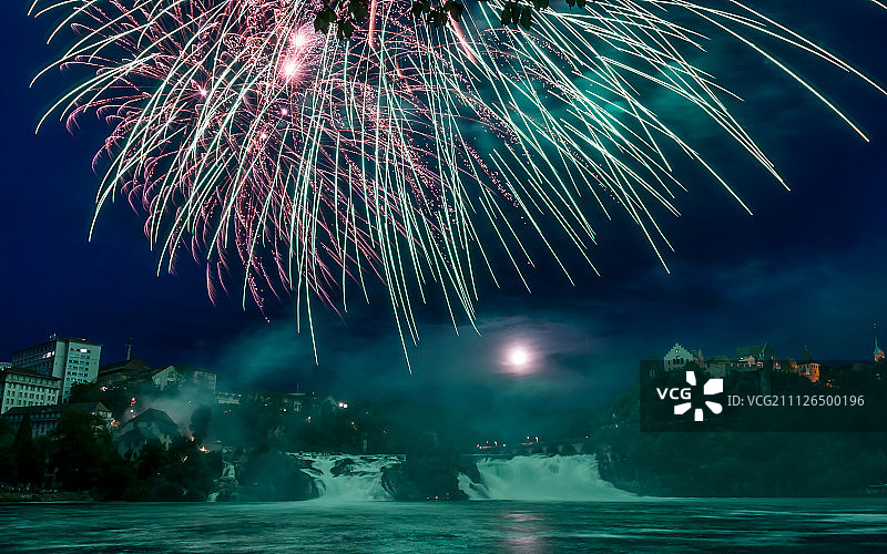 2015年莱茵瀑布烟花图片素材