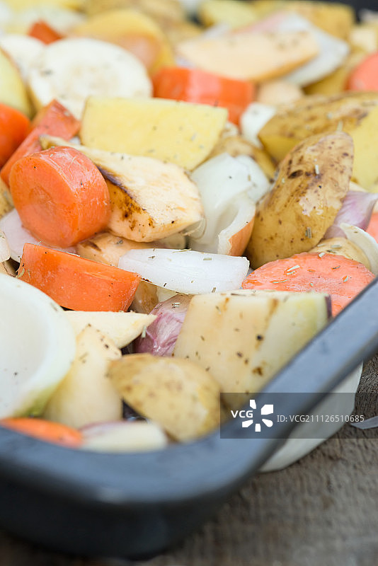 新鲜烤制的冬季时令蔬菜图片素材