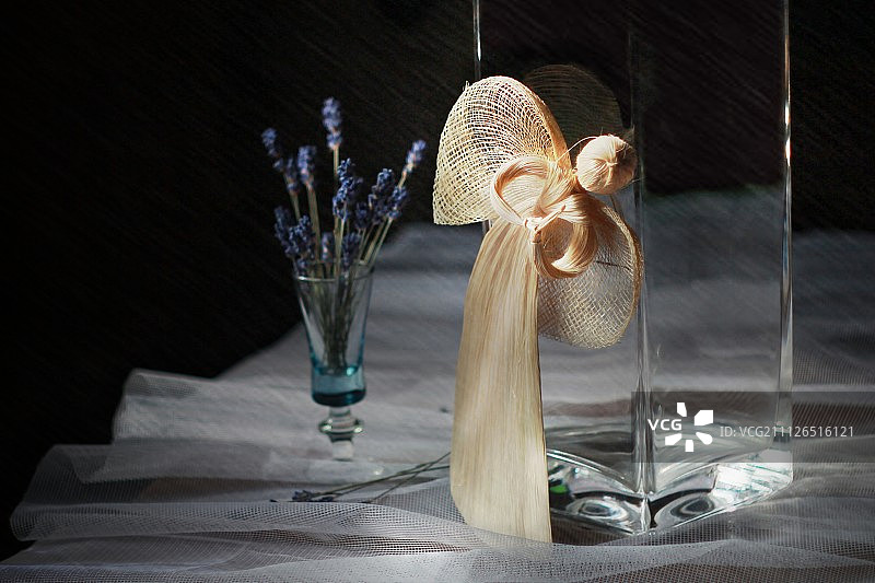 反光天使与玻璃图片素材