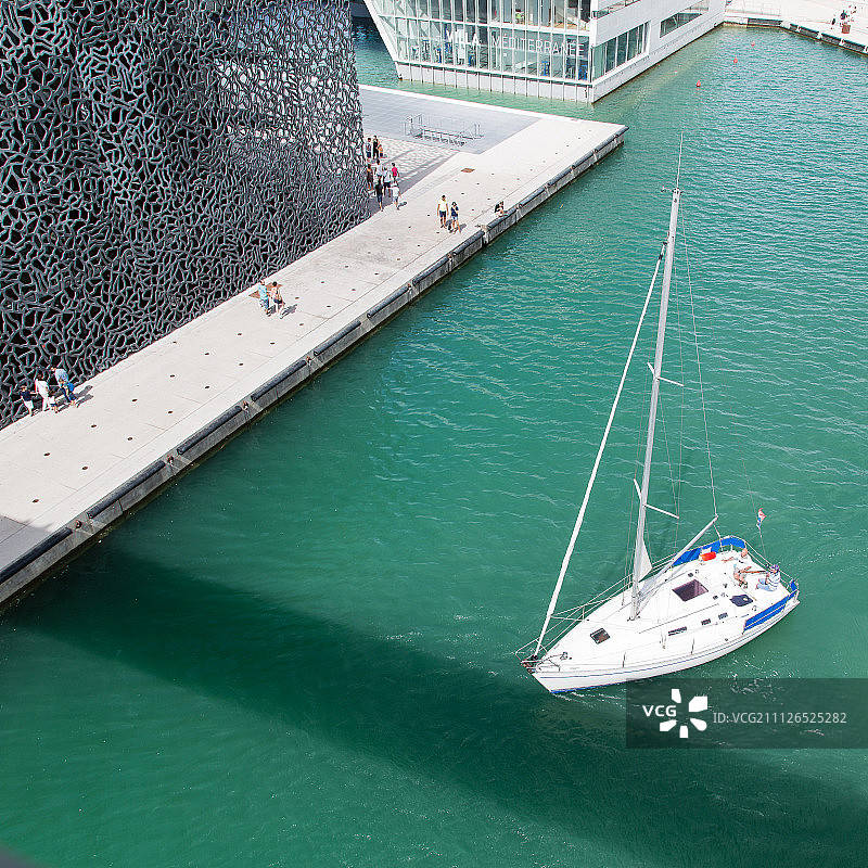 马赛：欧洲及地中海文明博物馆和圣让堡垒之间图片素材