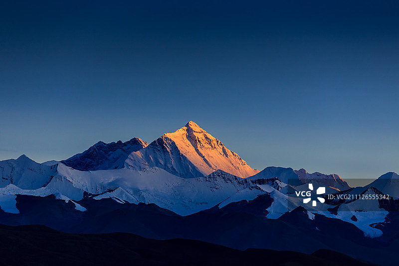 珠峰日照金山图片素材