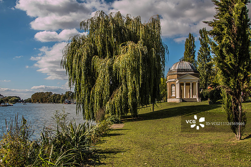 湖边树木，天空背景图片素材
