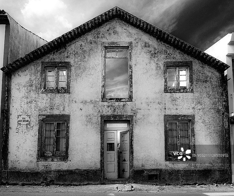 仰视废弃的旧建筑图片素材