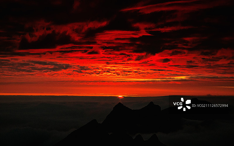 罗弗敦群岛：从赫尔曼斯达尔斯蒂登峰观看日出图片素材