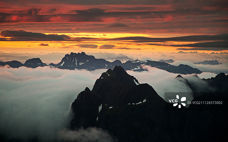 罗弗敦群岛：从赫尔曼斯达尔斯蒂登峰观看日出图片素材