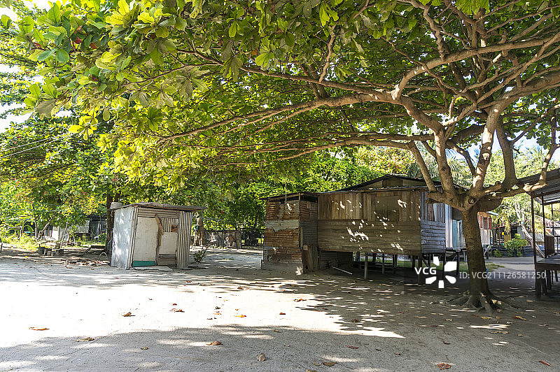 马来西亚马布岛贫困的木屋和村民景象图片素材