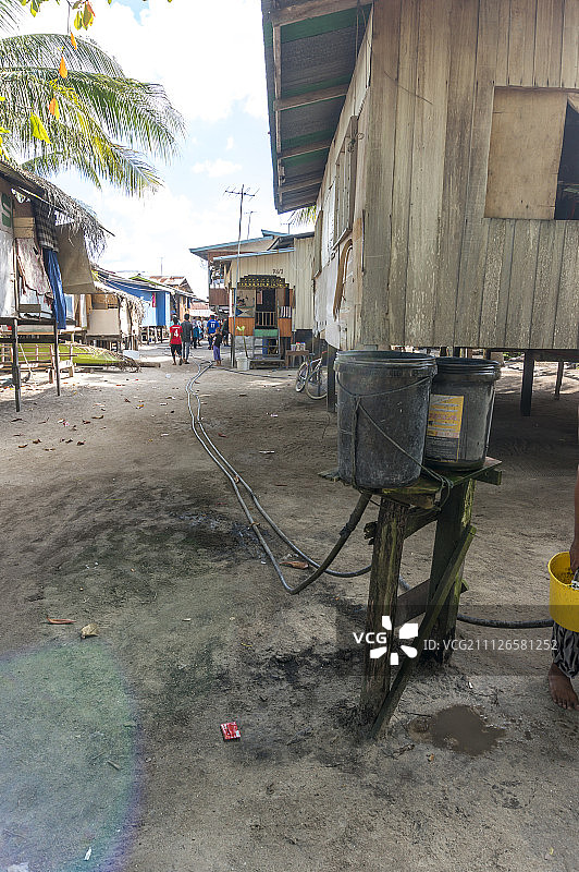 马来西亚马布岛贫困的木屋和村民景象图片素材