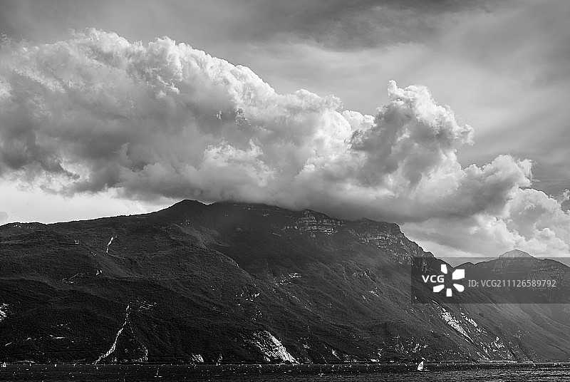 意大利加尔达湖畔托尔博莱图片素材