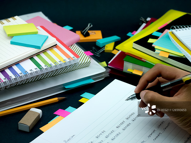 学习新语言在笔记本上多次写单词图片素材