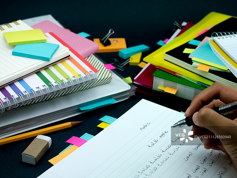 学习新语言在笔记本上多次写单词图片素材