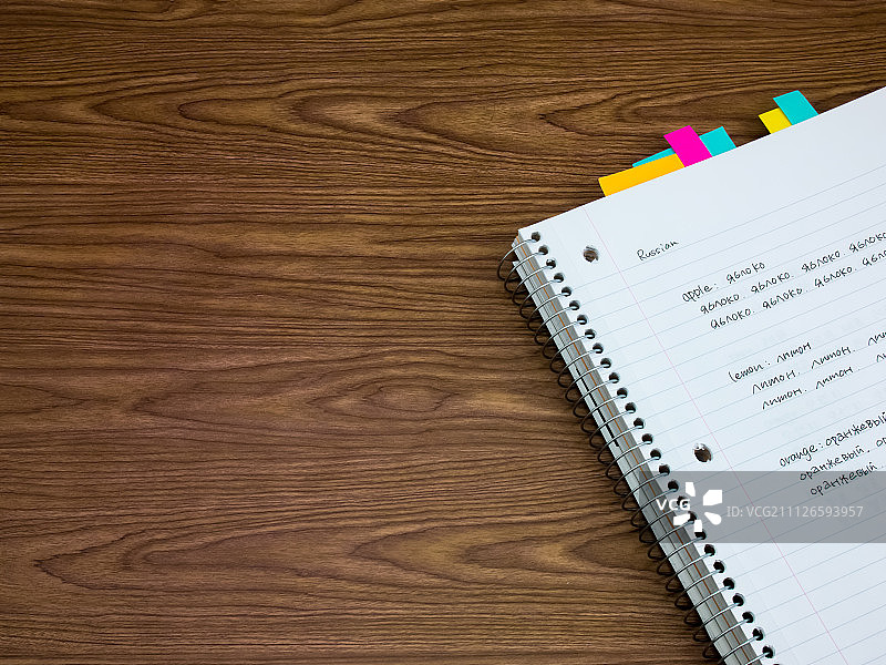 俄语；在笔记本上学习新语言写作单词图片素材