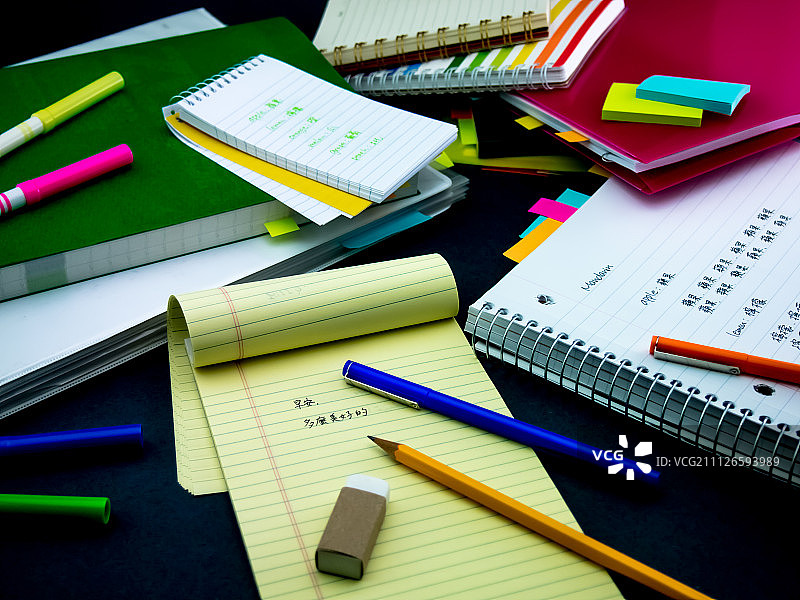 学习新语言在笔记本上多次写单词图片素材