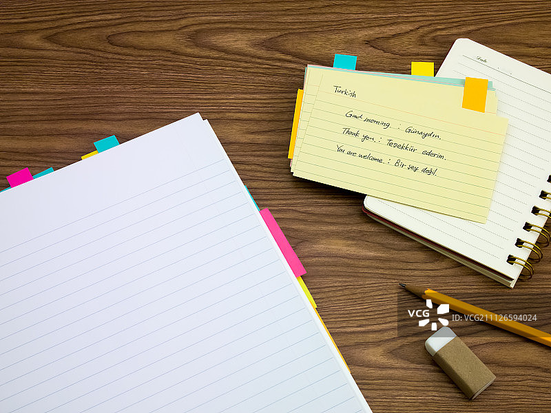 土耳其语：在笔记本上书写新语言文字图片素材